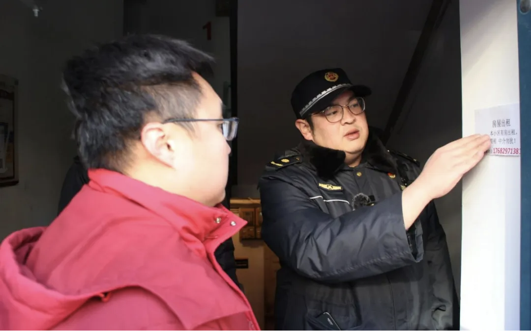 城管执法部门开展非法小广告治理工作