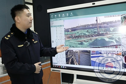 市城管执法局组织开展送“法”进工地活动